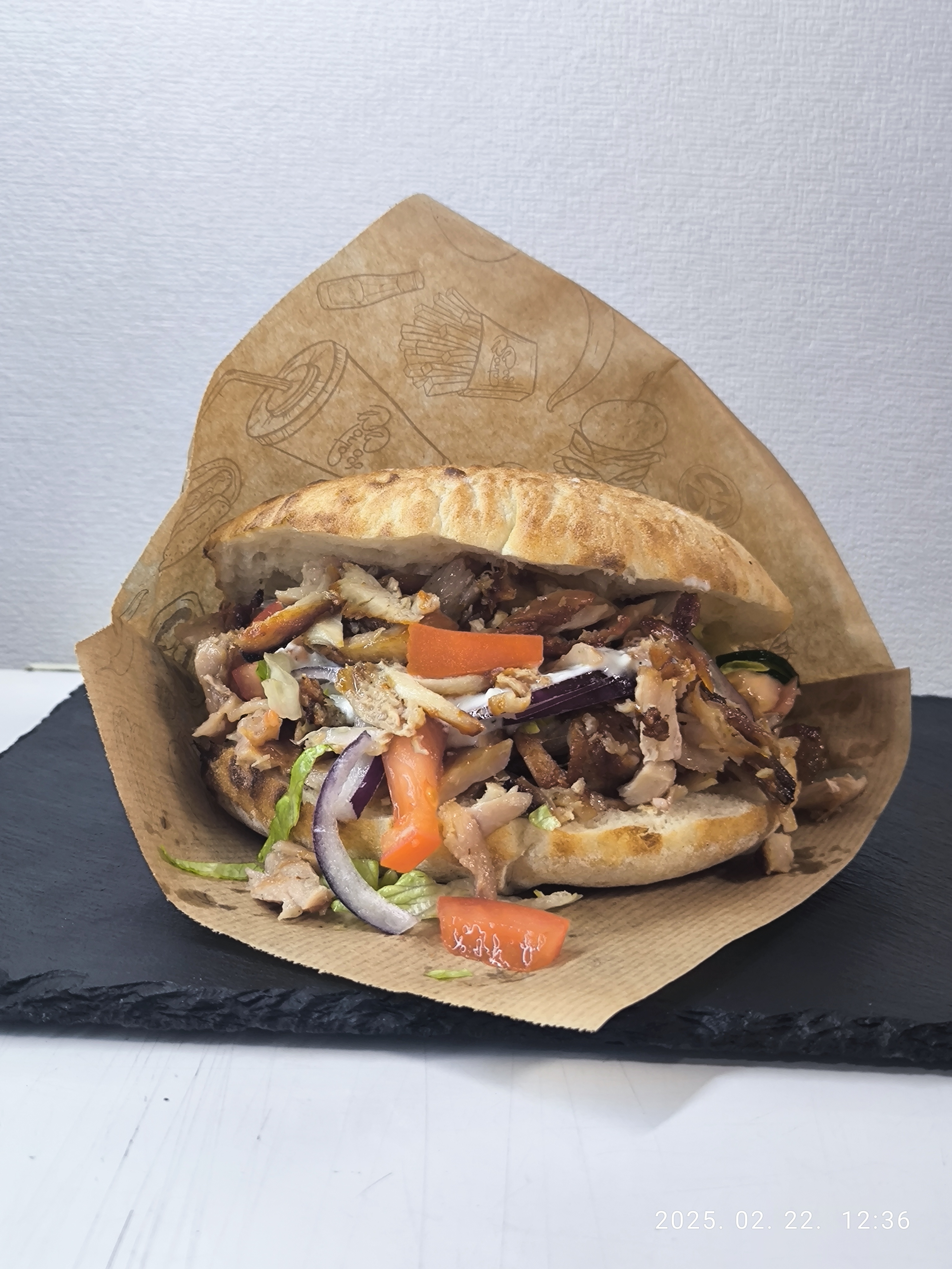 Gyros kovászos lepényben